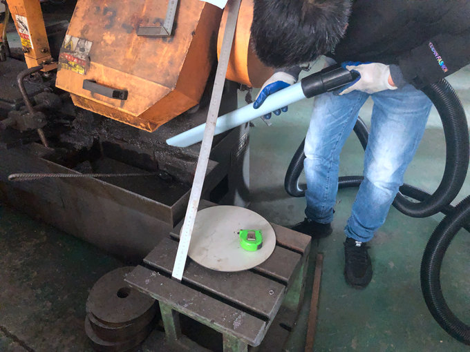 工厂应该如何选择工业吸尘器