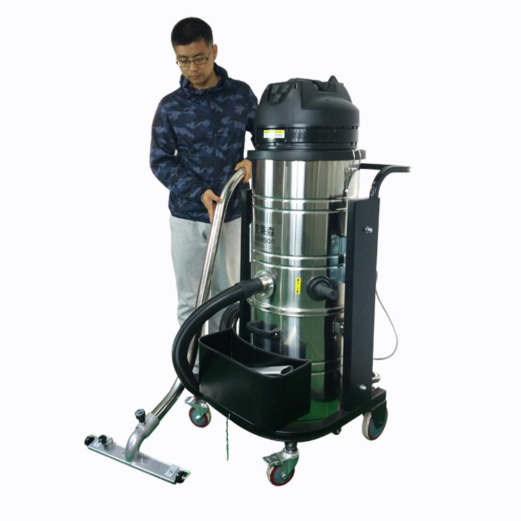 选择功能多但操作简单的工业吸尘器